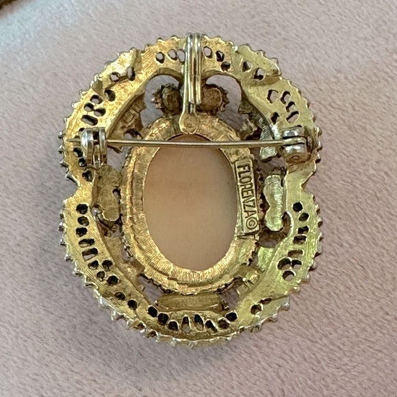 Vintage Signed Florenza Carved Cameo Brooch Pearl Accent Filigree Design Pendant - Picture 7 of 9